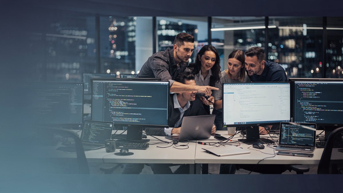 Equipo de desarrolladores de software trabajando en oficina tech moderna